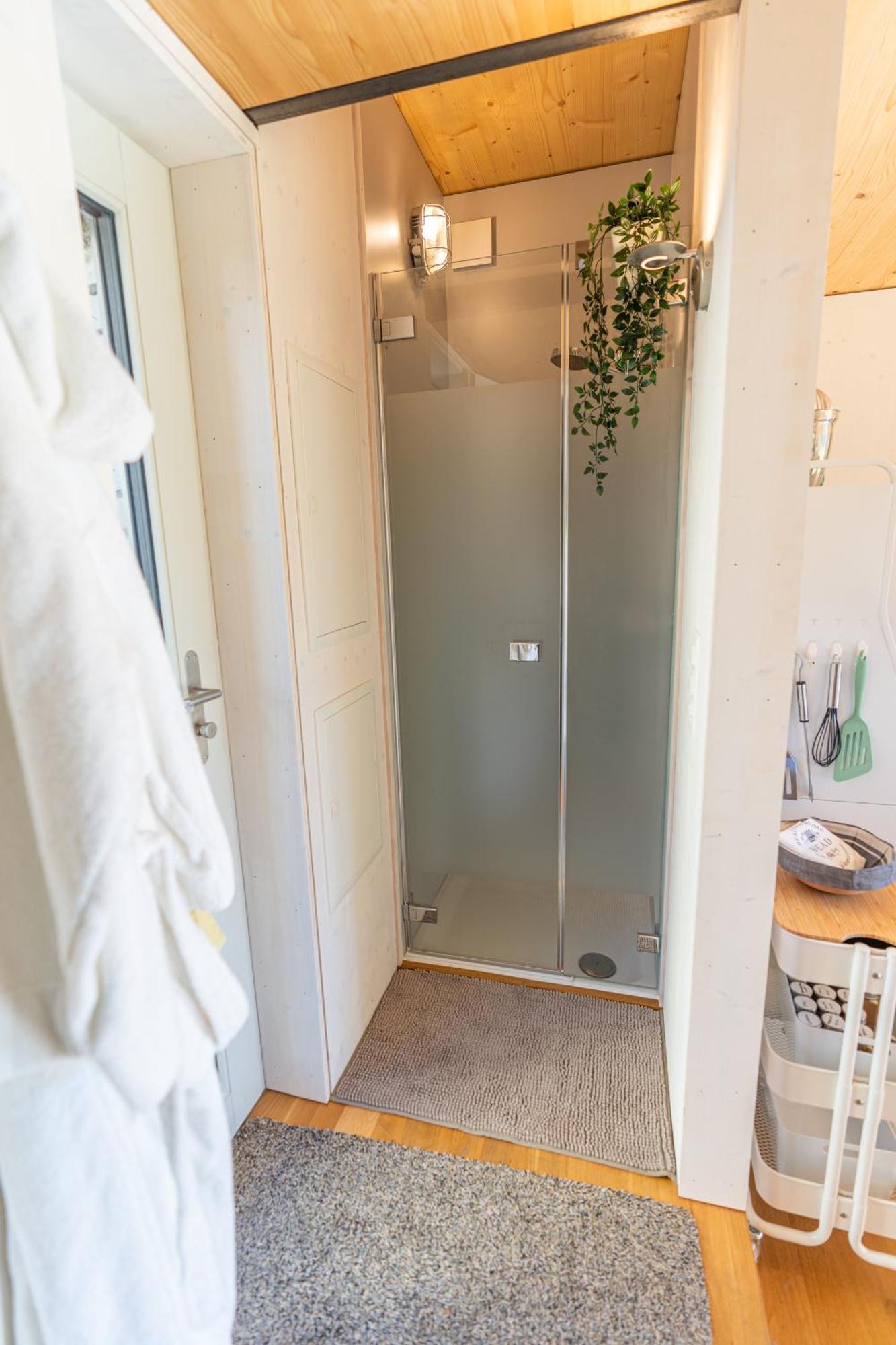 Tiny House Chez Claudine - Relaxen, Workspace, Naehe Thermen, Netflix, Free Parking & Wifi بروغ المظهر الخارجي الصورة