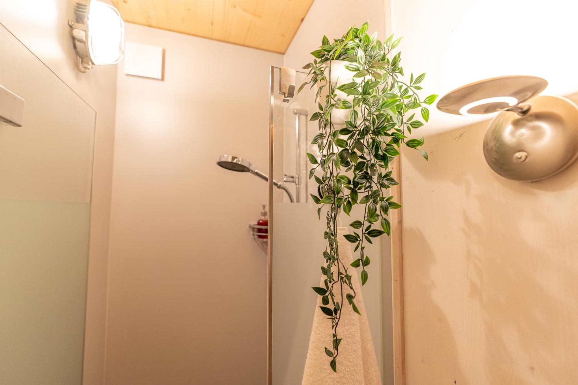 Tiny House Chez Claudine - Relaxen, Workspace, Naehe Thermen, Netflix, Free Parking & Wifi بروغ المظهر الخارجي الصورة